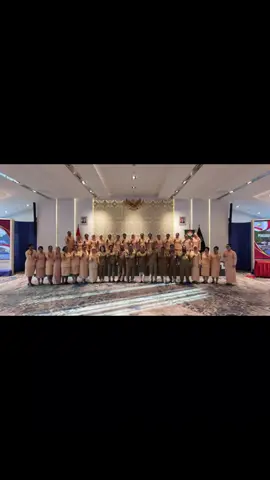 Pengukuhan Pengurus Dharma Wanita Persatuan Biro-Biro di Lingkungan Setda Provinsi Papua Jayapura 19 Agustus 2025 — Dharma Wanita Persatuan (DWP) di lingkungan Biro-Biro Sekretariat Daerah Provinsi Papua resmi dikukuhkan dalam sebuah acara yang berlangsung di Aula Lukmen II, Lantai 9 Kantor Gubernur Papua. Acara pengukuhan ini dihadiri oleh Penjabat (Pj.) Sekretaris Daerah Provinsi Papua, Ibu Susana D. Wanggai, yang hadir mewakili Pj. Gubernur Papua.  Kehadiran tersebut menegaskan dukungan penuh Pemerintah Provinsi Papua terhadap kiprah Dharma Wanita Persatuan sebagai mitra strategis pemerintah dalam mendukung pembangunan daerah. #pemprovpapua #papua #dwp #dharmawanitapersatuan #fyp  @Pemerintah Provinsi Papua @SemuaOrang_ @Trending @dharmawanitapersatuan 