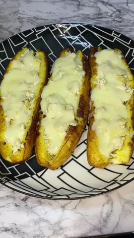 CANOA DE PLÁTANO MADURO RELLENA DE PECHUGA DE POLLO & QUESO #comida #tiktokfood #ideasdecomida #pechugadepollo #pechuga 