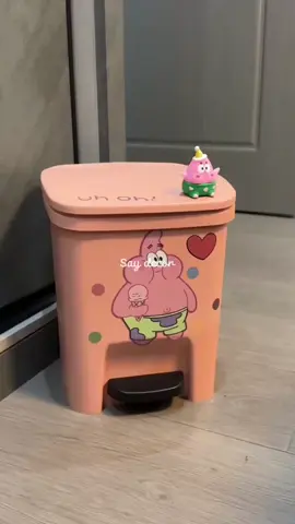 Rác cũng muốn được “vào nhà” sang chảnh chứ không thích bị vứt bừa đâu nha 😤 Nhà đẹp mà thùng rác xấu là tụt mood liền — tuyển ngay “nhan sắc SpongeBob” về decor! #saydecor #dogiadung #dotienichthongminh 