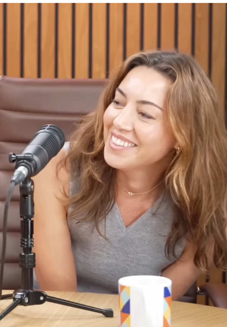 “They’re called baby hags!!… please” Aubrey Plaza talking about Agatha All Along, her baby hags, her, new book “Luna and The Christmas Witch Throw A Halloween Party” and how witchness runs in her blood #aubreyplaza #amypoehler #witchcraft #agathaallalong #agathario 