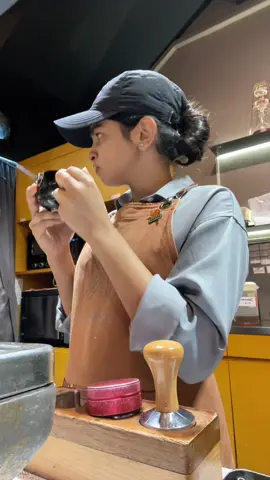 නිදිමත නිසා coffee එකක් නොබී බෑ ඒ උනාට රෑ නිසා බීලත් බෑ එහෙම කියල koffee නොබී ඉන්න බෑනෙ single shot එකකින් latte එකක් හදාගන බිව්වා 😌☕ #heshani☕️🐣 #heshani☕️🐣 #barista_hesh #fyourpage #fyppppppppppppppppppppppp #new #coffeelover 