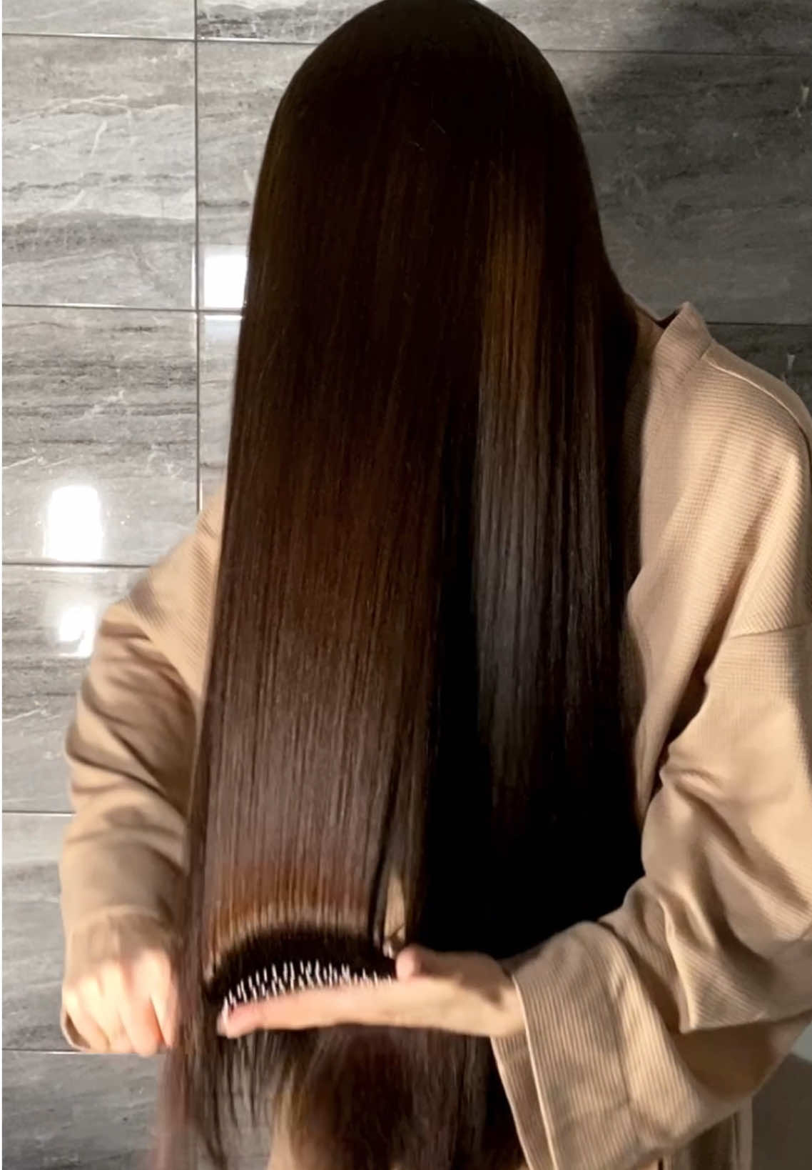 ASMR  brushing my hair ✨ #hairtok #asmrhair #hairbrushing #haircare #hair 