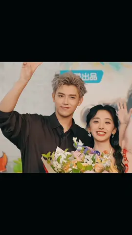 Lần đầu đu ôtipi mà họ được đón sinh nhật cùng nhau😭Từ tối hôm qua là Vũ nhà ta đã nôn nao chúc mừng sinh nhật Lộ Lộ rồi mà hôm nay còn đặc biệt chuẩn bị bánh kem và hoa cho ẻm nữa🤭😘Bạn nhỏ nhà ta chu đáo và soft quá đi thôi🥹 #陈飞宇 #chenfeiyu陈飞宇 #tranphivu #vuonganhlo #wangyinglu #王影璐 #tranphivu_vuonganhlo #hienngu 