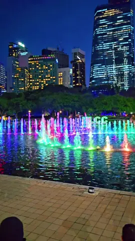 Lake Symphony, located in KLCC Park just outside Suria KLCC, features two musical fountains that perform choreographed shows combining water, lights, and music. The show includes over 150 programmed animations, making it a mesmerizing spectacle #creatorsearchinsights #🇲🇾 #foryoumalaysia #fyp #klcc 