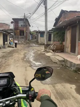 #fyp #salsa #salsaromantica #salsaparadedicar #cali #barrios #distrito #invasion #haiti #viral #comuneros #paratii #vallado #police #policia #policianacional #verdeoliva💚👮‍♂️ #esunhonorserpolicía #trabajo #peligro 