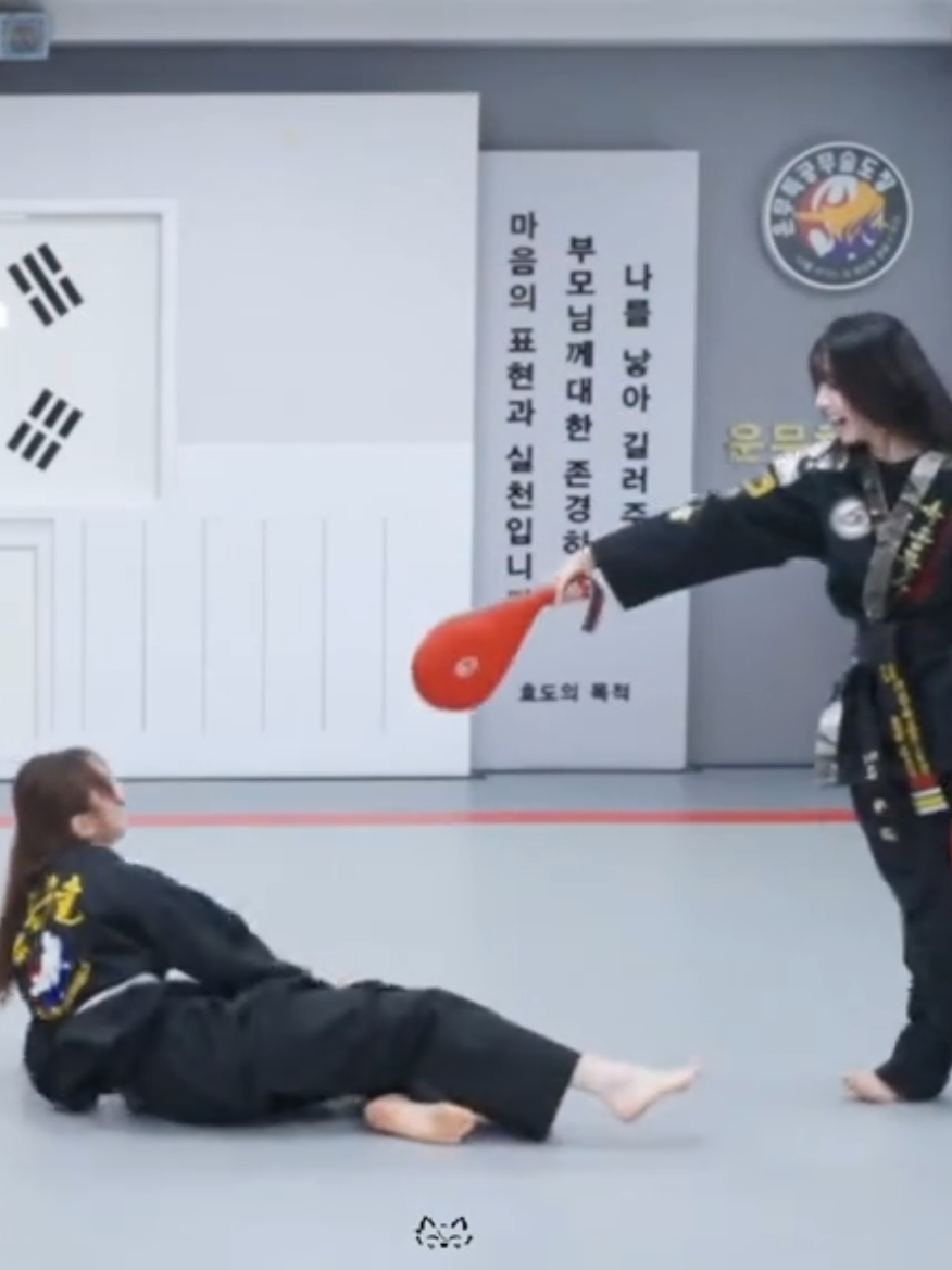 Ladies and gentlemen…Hayeon: the taekwondo prodigy 🙂‍↕️🙂‍↕️🙂‍↕️ #Hayeon #하연 #Chaewon #채원 #tripleS