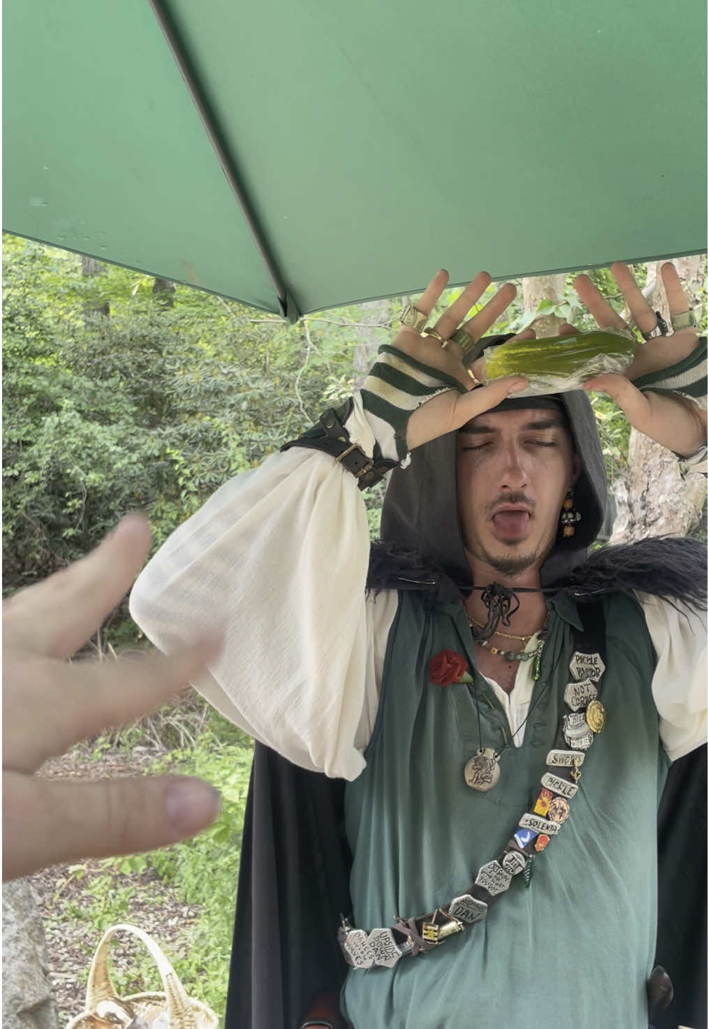 Almost two whole minuets of @⚔️🥒The Pickle Priest🥒⚔️ retrieving his finest pickle for the lovliest Lady Lacy 💕