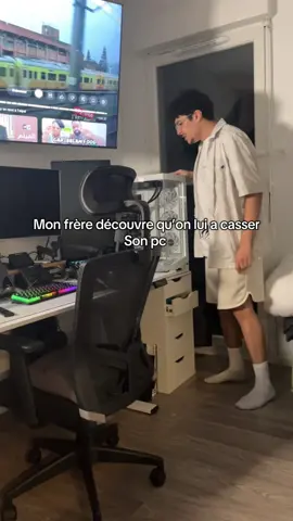Aucun pc n’a été maltraiter dans cette vidéo #drolemoment #humour #geek #frere #soeur 