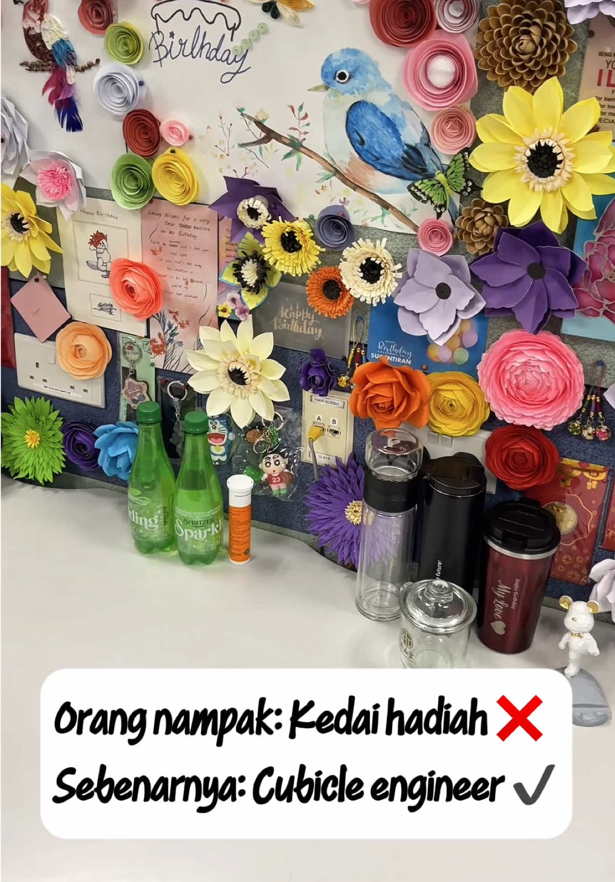 Boss: Datang kerja coding. Me: Okay. Cubicle: Surprise! Welcome to souvenir shop + florist 🌸🎁 Setiap gift ada memori, setiap bunga ada cerita 🌼. Dari cubicle lama → ke cubicle baru, semua ikut sekali 💐✨ #CapCut #fyp 