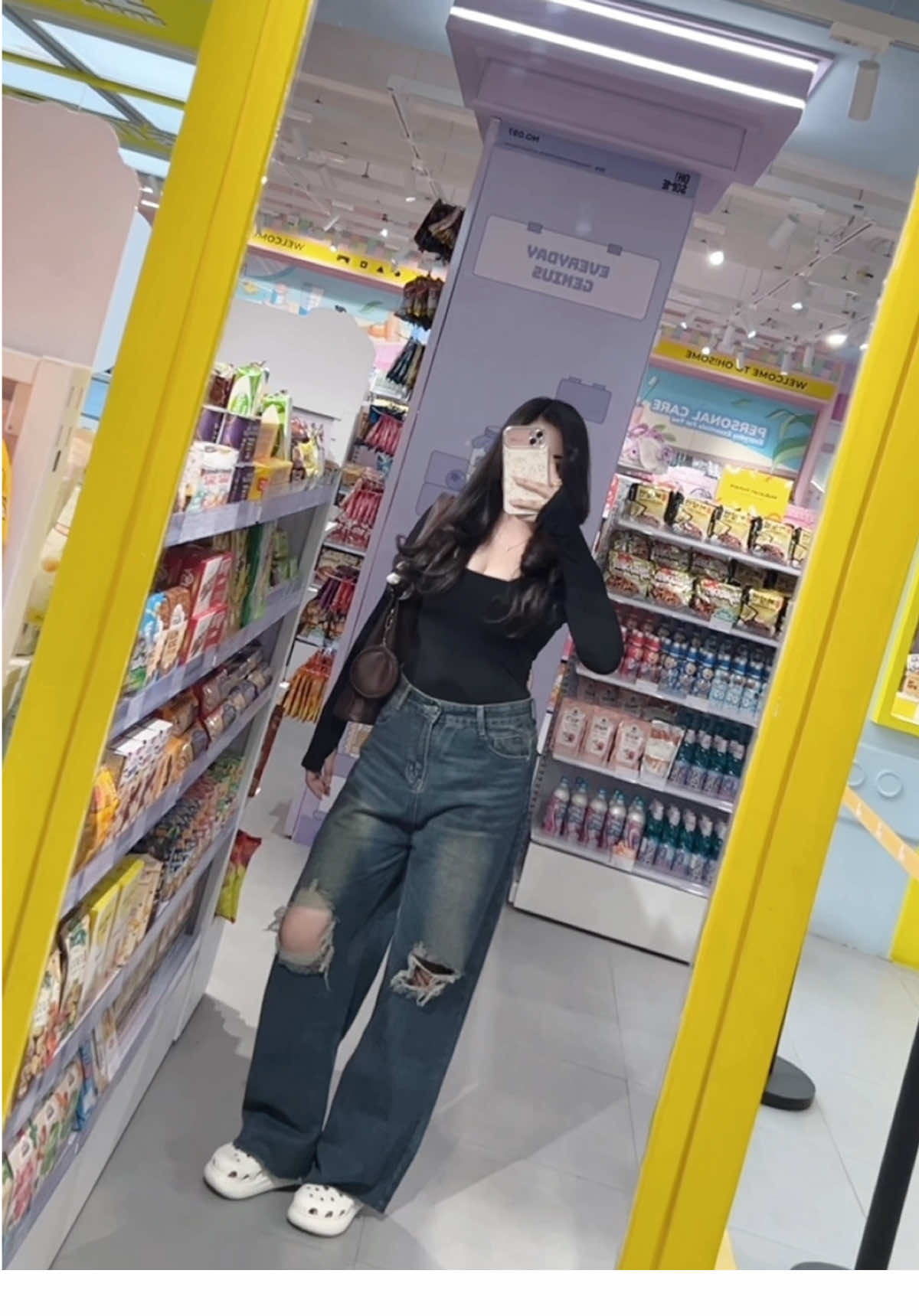 #bodysuit #rippedjeans #jeanshighwaist 