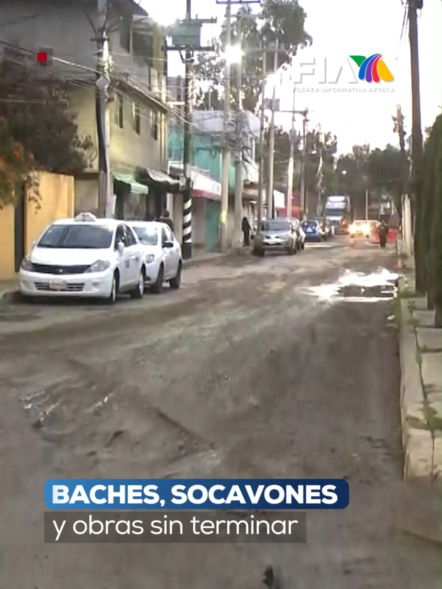 Obra inconclusa deja baches y socavones en Iztapalapa  🚨Vecinos del Cerro de la Estrella reportan que la calle Bilbao lleva más de un mes en condiciones deplorables. Tras un cambio de tubería, la obra quedó inconclusa, dejando baches y socavones que ponen en riesgo a transeúntes y vehículos.  Vecinos piden atención de las autoridades locales. ⚠️ Óscar Mendoza informa en #PrimeraLínea  #AztecaNoticias #noticiasvirales #CDMX #noticiasmexico #tiktokinforma #socavon #socavones #iztapalapa #baches #bache