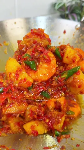 Resep di caption ⬇️ UDANG KENTANG BALADO ✨ Bahan : - 500 gram udang (bersihkan, kasi garam lalu goreng sebentar) - 2 buah kentang (potong2 lalu goreng) - 1 buah tomat (potong2) - 6 siung bawang merah (iris) - 5 buah cabe hijau (iris) - Garam  - Kaldu jamur/ penyedap Bumbu halus: - 30 buah cabe merah keriting - 10 buah cabe rawit merah (sesuaikan) - 6 siung bawang merah - 1 siung bawang putih Cara membuat : - Tumis bawang merah iris sampai wangi - Masukkan bumbu halus & tomat - Masak sampai pecah minyak - Tambahkan garam & kaldu jamur, aduk2 - Masukkan udang & kentang yg sudah digoreng - Masukkan juga irisan cabe hijau - Aduk sampai tercampur rata, masak sebentar - Selesai & siap disajikan Selamat Mencoba Semoga Suka #udangkentangbalado #sambaludangkentang #resepbaladoenak #masakanrumahan #fyp 
