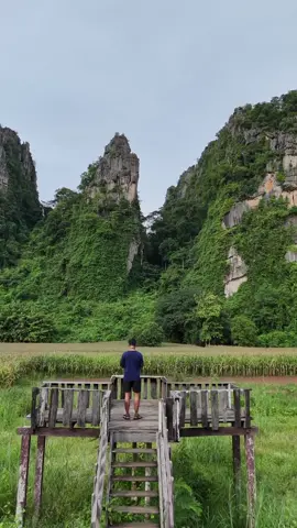 เขาหินปูนมุมที่ใครหลายคนต้องมาและเราก็ไม่พลาดที่จะยืนตรงนี้กับเขาบ้างบ้านมุงแห่งเนินมะปราง#บ้านมุง #เนินมะปรางพิษณุโลก #ชีวิตติดชิคค์ 