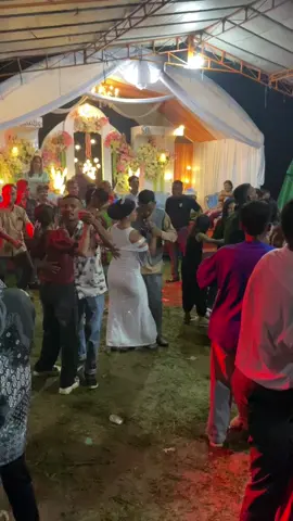 #partykalteng🔥  #pestatimor💃💃💃  #fypシ゚viral  @Isna_Amsikan09🦋  @Ervin Lesung 🪸🫧  Silakan di lihat apakah di antra banyaknya manusia ini ad anda kalian dan kamu di dalamnya😁😁😁😁