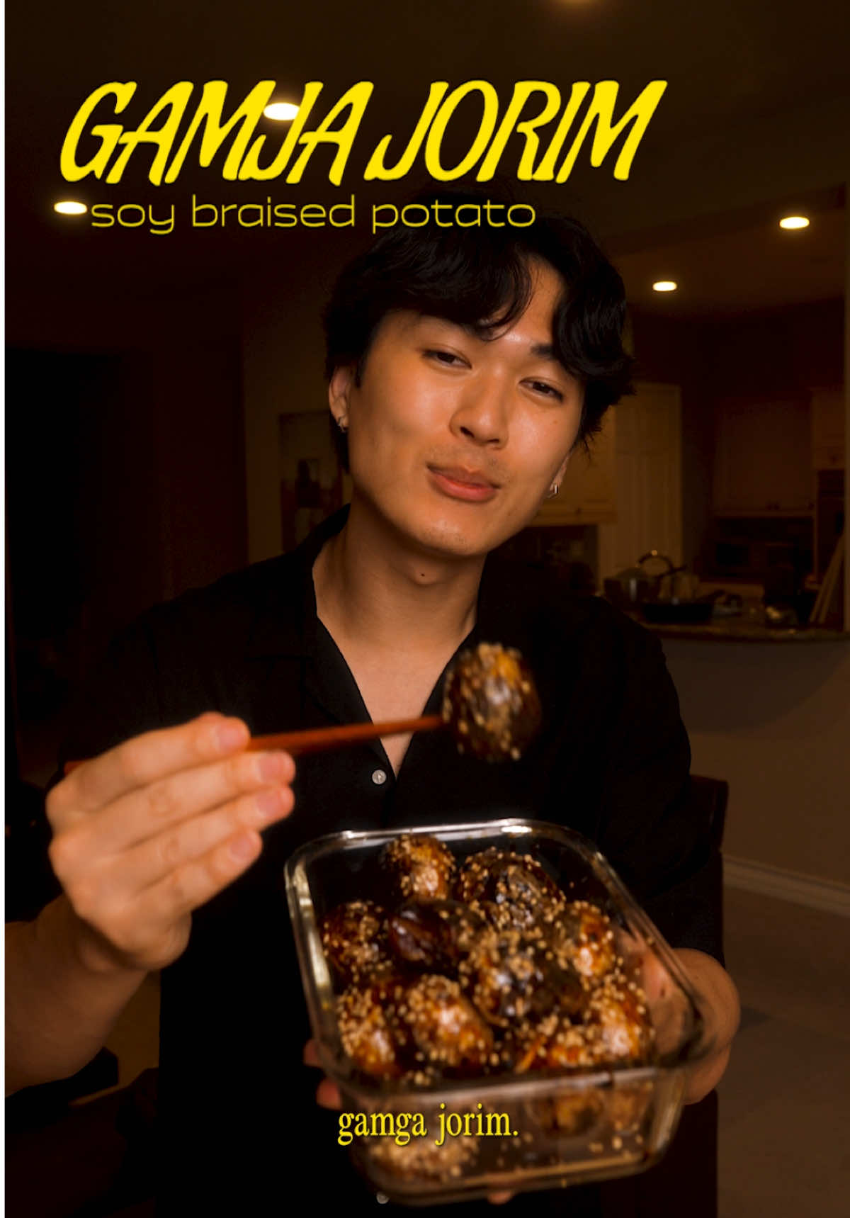 ⇩ Full Recipe 🥔 ⇩ Macros per 1 serving: Protein: 8g Carbs: 53g Fat: 6g Calories: 268 Ingredients per 2 servings: - 1lb of baby potatoes (red or white) - 1 second cooking spray oil - 3 tbsp soy sauce - 2 tbsp honey - 1/2 tbsp mirin - 1 garlic clove - 1 tsp sesame oil - 1 tbsp sesame seeds How to make it yourself: 1. On a pan on medium heat coated with spray oil, add your potatoes, cover the lid, and cook for 18 minutes while making sure to shake the pan every 3-4 minutes so one side of the potatoes doesn’t burn/overcook 2. In a bowl, mix together soy sauce, honey, mirin, minced garlic clove, and sesame oil to make your marinade 3. Tuen the heat to low and add your marinade into the pan and mix it all together 4. Turn the heat to medium low and mix the sauce and potatoes in the pan together for 4 minutes until they become a little wrinkly 5. Add your potatoes and marinade into a air tight container and cover with sesame seeds to enjoy later in the week 📩 Save this Korean Soy Braised Potato Side Dish (Gamja Jorim Banchan) recipe to make for later and if you make it, post it and tag me in it! I’d love to see how you liked the recipe :) #weightlossfoods #koreanfood #potato #banchan #healthyrecipes 