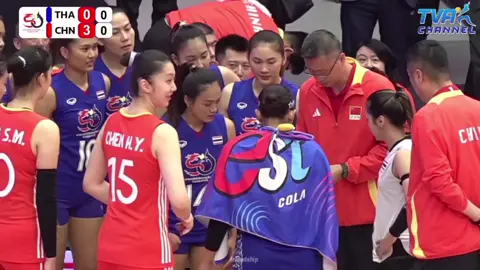 ขำไม่หยุดเเล้วค่ะเเต่ละคนคือฮาไม่ไหวเเข่งผสมยังไงให้สนุกขนาดนี้คะ มิตรภาพไทย-จีนที่สวยงามพี่ๆจีนน่ารักเป็นกันเองมากกก🫶🏻🫶🏻💖💖#นักวอลเลย์บอลหญิงทีมชาติไทย #วอลเลย์บอลหญิงทีมชาติจีน 
