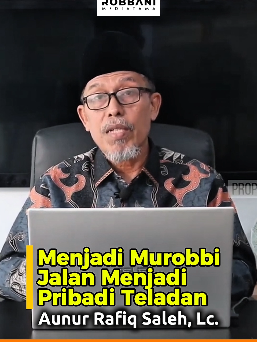 Menjadi pribadi teladan merupakan dambaan banyak orang. Ada beragam cara untuk menjadi pribadi teladan diantaranya dengan menjadi murobbi. Seorang murobbi akan memiliki kekuatan pengaruh yang kuat bagi mutarobbinya manakala keteladanan menghiasi perilakunya, karena itu seorang murobbi harus berusaha keras agar dirinya mampu menjadi pribadi teladan. #dakwah #tarbiyah #murobbi 
