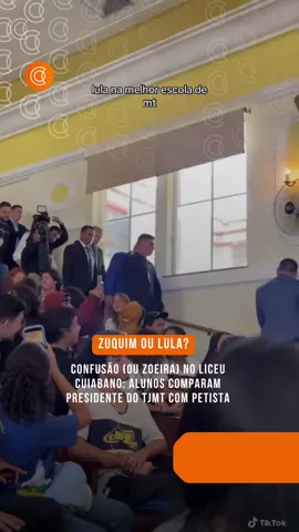 EDITORIA / PICANTE🔥: O presidente do Tribunal de Justiça de Mato Grosso, desembargador José Zuquim Nogueira, virou alvo de uma confusão — proposital ou não — durante a chegada ao Teatro da Escola Estadual Liceu Cuiabano Maria de Arruda Müller, nesta segunda-feira (18). Alunos que lotavam o auditório para o programa Diálogos com as Juventudes gritaram “Lula!” quando Zuquim entrou, arrancando risadas e registrando o episódio em vídeo. A cena viralizou no TikTok, com mais de 212 mil visualizações. Motivo para o engano? Tanto Zuquim quanto o presidente Luiz Inácio Lula da Silva (PT) exibem barba e cabelos brancos. Enquanto isso, no mesmo palco estavam o governador Mauro Mendes (União) e o ministro Luís Roberto Barroso, presidente do STF e do CNJ, ovacionados pelos estudantes. Se foi trollagem estudantil ou confusão genuína, pouco importa: Zuquim ganhou, ainda que por alguns segundos, o título de “Lula do Judiciário”. LEIA MAIS EM: OLHARDIRETO.COM.BR #CUIABÁ #MATOGROSSO #OLHARDIRETO #ZUQUIM #LULA   