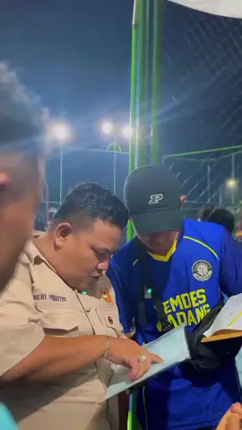 Berikut adalah Tim Bola Voli yang keluar sebagai juara dalam Turnamen Kejuaraan Kecamatan (Kejurcam) Piala Camat Ngasem 2025. TIM PUTRA •Juara 1 : Desa Wadang •Juara 2 : Desa Setren •Juara 3 : Desa Trenggulunan •Juara 4 : Desa Jelu TIM PUTRI •Juara 1 : Desa Setren •Juara 2 : Desa Bandungrejo Selamat kepada para juara,semoga turnamen ini tidak hanya menjadi ajang kompetisi, tetapi juga dapat mempererat tali silaturahmi dan memajukan olahraga voli di Kecamatan Ngasem.  #kejurcamngasem  #pialacamatngasem2025  #turnamenbolavoli  #kecamatanngasem #bojonegoro