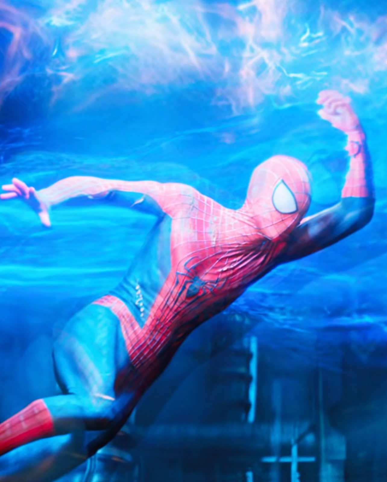 Tobey and Tom didn’t swing off of a building anywhere near this height #spiderman #andrewgarfield 