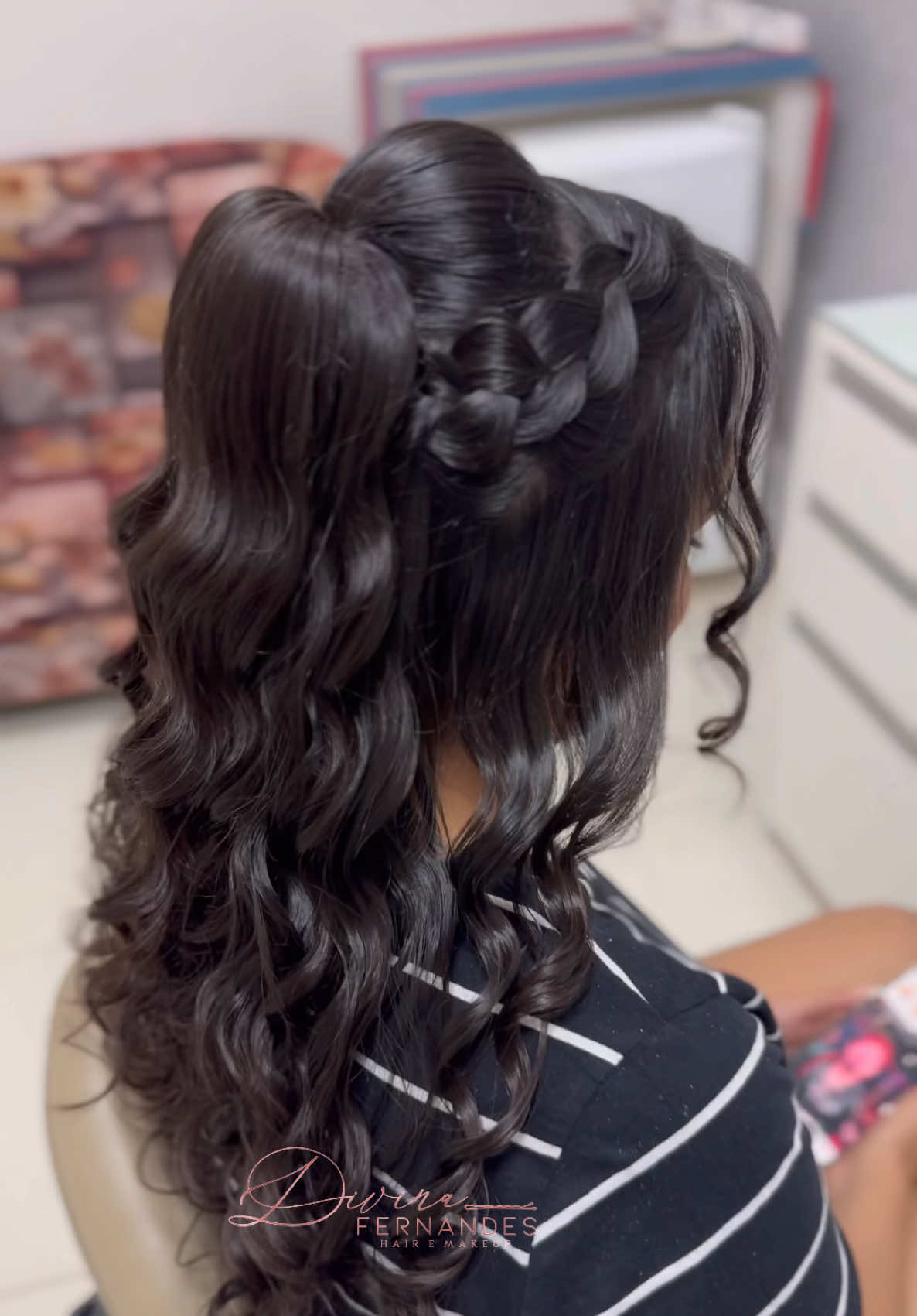 Semi preso, sempre os mais pedidos ✨ Cliente linda 🤩  Gosto de montar meus penteados de um jeito único: já faço a divisão, e começo com o babyliss e sigo montando cada detalhe. O resultado? Um semi preso cheio de leveza, movimento e acabamento perfeito. 😍 👉 Cada profissional tem sua forma de trabalhar, e essa é a minha forma preferida! Me conta aqui: você também gosta de começar pela divisão ou prefere outra técnica? #penteadoscacheados #penteados #penteadoscomtranças #divinafernandess #penteadossimples #penteadosmadrinhas #penteadosnoivasmadrinhas #penteadosnoiva #penteadoscaldasnovas #fyp