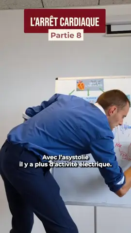 Arrêt Cardiaque PARTIE 8 Définition Un arrêt cardiaque survient lorsque le cœur cesse de battre normalement ou fonctionne de manière anarchique, compromettant l'oxygénation du cerveau. 🚨 Signes Absence de réponse Absence de respiration ou respiration anormale (agonique) avec des mouvements lents, bruyants, ou inefficaces. Causes Adulte : Souvent causé par des maladies cardiaques, principalement l'infarctus du myocarde et la fibrillation ventriculaire. Enfant : Généralement d'origine respiratoire, mais peut aussi être causé par une détresse circulatoire, une obstruction des voies aériennes, une intoxication, un traumatisme ou une noyade. 🚑 Risques L’arrêt cardiaque peut entraîner la mort en quelques minutes en raison du manque d'oxygène, surtout pour le cerveau et le cœur. 🧠 Les lésions cérébrales peuvent commencer dès la première minute. Principe d’Action ALERTER : Prévenez les secours immédiatement. MASSER : Commencez une réanimation cardio-pulmonaire (RCP) sans attendre. DEFIBRILLER : Utilisez un défibrillateur automatique externe (DAE) dès que possible. ⏱️ Chaque minute avant la RCP peut augmenter les chances de survie de 10%. Installer une application de sollicitation citoyenne comme Staying Alive ou SAUV Life peut également aider à une prise en charge précoce. 📱 Conduite à Tenir Recherchez l'absence de réponse en posant des questions simples ou en secouant doucement les épaules. Si la victime ne réagit pas : Seul : Alertez les secours puis commencez la RCP. Si possible, obtenez un DAE. Avec un tiers : Demandez au tiers d’alerter les secours et de ramener un DAE pendant que vous commencez la RCP. 🫀 Réalisation de la RCP Effectuez 30 compressions thoraciques suivies de 2 insufflations. Si vous êtes seul, alertez les secours tout en pratiquant la RCP. Si un DAE est disponible, utilisez-le selon ses instructions, en interrompant la RCP le moins possible. Particularités pour les Enfants et Nourrissons Débutez par 5 insufflations initiales avant les compressions. Puis procédez avec 15 compressions pour 2 insufflations. En Période d'Épidémie (ex. COVID-19)