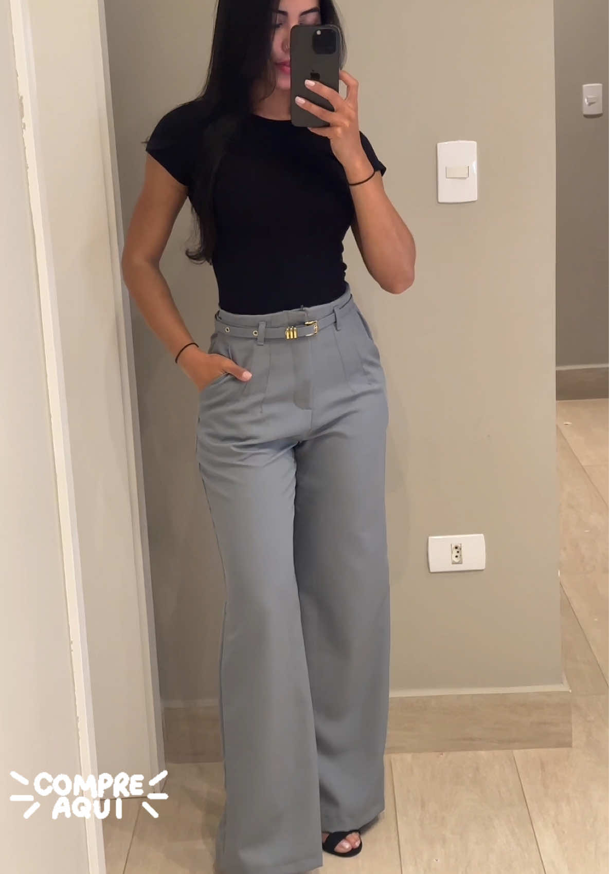 Calça feminina alfaiataria com cinto encapado, perfeita para quem busca elegância e praticidade no dia a dia. Versátil para looks casuais ou formais, com caimento moderno e acabamento impecável. #CalcaAlfaiataria #ModaFeminina #EstiloElegante #LookVersatil #RoupaFeminina