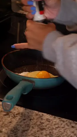 asmr if you will. the butter spreading rly got me tbh  #fyp #breakfast #asmr #cookingtiktok #contentcreator 