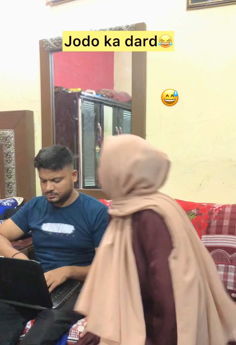 Jodo ka dard😂 #husbandandwife #comedy #funnyvideos😂 #funnycouple #foryou @TikTok @TiktokPakistanOfficial 