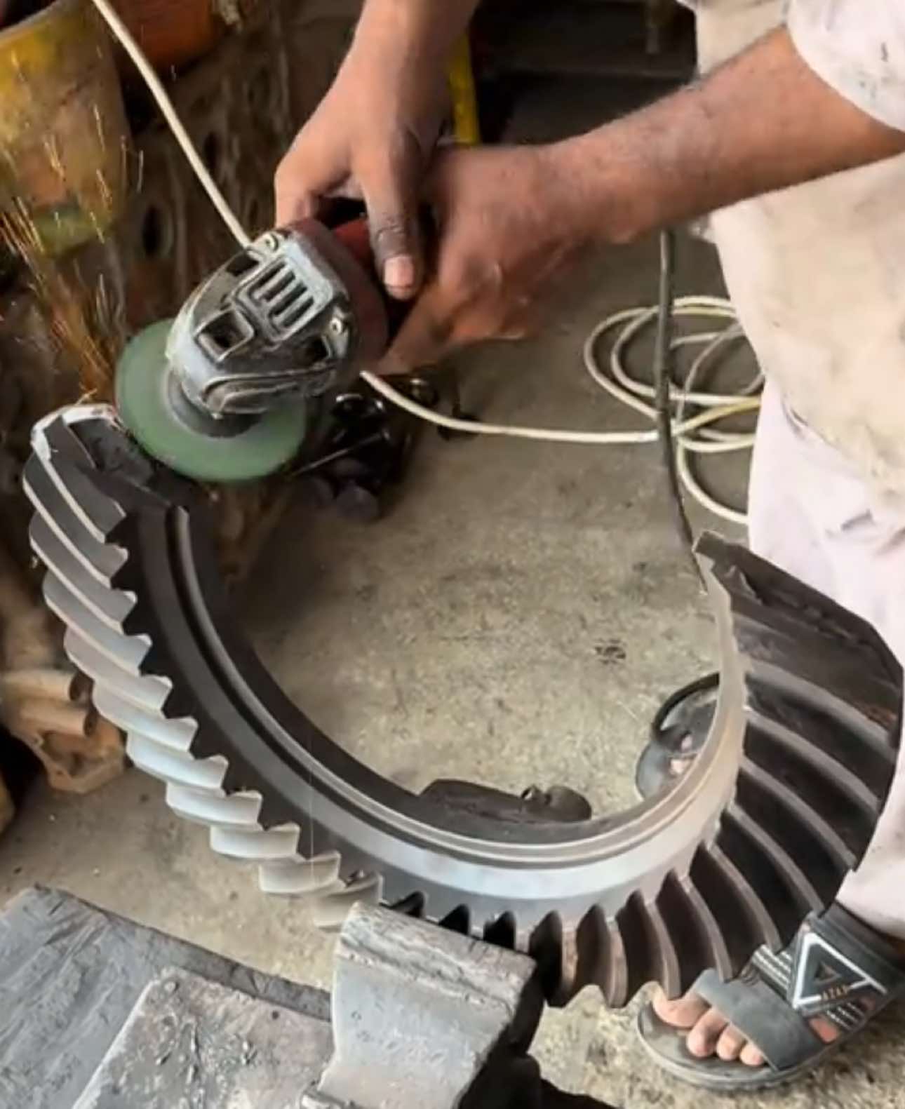 The Broken Heavy Truck Differential Gear Ring Repairing … #heavytruck #broken #differentialgearring#repairing#fypage