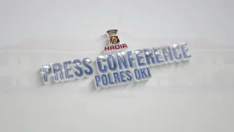 Tim gabungan Sat Reskrim Polres OKI, Sat Intelkam Polres OKI, dan Polsek Sungai Menang berhasil mengungkap kasus tindak pidana pembunuhan yang terjadi di areal perkebunan PT. Sampoerna Agro, Desa Gajah Mati, Kecamatan Sungai Menang, Jumat (25/07/2025) sekitar pukul 07.10 WIB. Korban diketahui bernama HS (36), asisten Divisi IV Kebun Nawa Surya. Ia tewas setelah ditembak oleh pelaku TS (32) menggunakan senjata api rakitan. Pelaku melepaskan empat kali tembakan yang mengenai bagian punggung kiri atas serta kepala bagian belakang korban. Usai ditembak, korban sempat berusaha melarikan diri, namun dikejar oleh pelaku hingga akhirnya terjatuh dan meninggal dunia di lokasi kejadian. Setelah dilakukan penyelidikan intensif, pada Selasa (19/8/2025) tim gabungan berhasil mengamankan tersangka TS di rumah keluarganya. Dalam proses pencarian, pihak kepolisian turut melibatkan tokoh masyarakat, yakni Made Wijaya Pangabean dan Ketut Ridwan, untuk membantu mempersempit ruang gerak pelaku. Kapolres OKI AKBP Eko Rubiyanto SH SIK MH menyampaikan bahwa keberhasilan ini merupakan hasil kerja sama semua pihak. “Kami berterima kasih kepada masyarakat yang telah membantu memberikan informasi sehingga tersangka berhasil diamankan. Proses hukum akan kita lanjutkan sesuai ketentuan yang berlaku,” ujarnya. Saat ini tersangka beserta barang bukti sudah diamankan di Polres OKI untuk kepentingan penyidikan lebih lanjut.