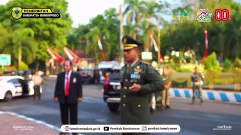 Pemerintah Kabupaten (Pemkab) Bondowoso menggelar upacara Penurunan Bendera peringatan Hari Ulang Tahun (HUT) ke-80 Kemerdekaan Republik Indonesia secara khidmat di Alun-Alun Bagus Assra, Bondowoso. Minggu, (17/08/2205). Upacara dipimpin langsung oleh Dandim 0822 Letkol Arh Achmad Yani, S.E., M.Han, sebagai Inspektur Upacara. Turut hadir dalam acara ini Kapolres Bondowoso AKBP Harto Agung Cahyono, S.H., S.I.K., M.H., serta para pejabat tinggi lainnya, termasuk Ketua Pengadilan Negeri, Komandan Danyon 514, Komandan Kompi 3 Batalyon B Brimob, Sekretaris Daerah, Asisten, Staf Ahli, dan kepala Organisasi Perangkat Daerah (OPD). Penurunan Bendera Merah Putih ini, dilaksanakan Paskibraka atau Pasukan Pengibar Bendera Pusaka yang menjadi salah satu hal menarik saat peringatan Hari Kemerdekaan Republik Indonesia. Di balik susunan pasukan yang disebut formasi 17-8-45, tersimpan makna dan filosofi mendalam. Formasi tersebut bukan sekadar pengaturan jumlah pasukan. Susunan ini memiliki simbol yang merepresentasikan tanggal bersejarah Proklamasi Kemerdekaan Republik Indonesia pada 17 Agustus 1945 (17-8-45). Formasi Paskibraka dibagi menjadi tiga kelompok yang melambangkan tanggal, bulan, dan tahun kemerdekaan. Pasukan 17 melambangkan tanggal 17 dan bertugas sebagai pasukan pemandu atau pengiring. Pasukan 8 melambangkan bulan kedelapan, yakni Agustus, dan menjadi pasukan inti pembawa bendera. Pasukan 45 melambangkan tahun kemerdekaan 1945, bertugas sebagai pasukan pengawal kehormatan. Formasi 17-8-45 tidak hanya mengatur posisi dan tugas setiap anggota Paskibraka, tetapi juga menjadi pengingat kolektif tentang hari bersejarah bangsa. Setiap langkah Paskibraka mencerminkan rasa hormat, penghargaan, dan komitmen untuk menjaga kemerdekaan Indonesia. Formasi ini menjadi wujud penghormatan terhadap sejarah kemerdekaan, persatuan, disiplin, dan semangat juang para pahlawan yang diwariskan untuk generasi penerus. #bondowoso #bondowosoberkah #fyppppppppppppppppppppppp #fyp #penurunanbendera 