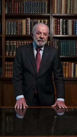 O ministro da Saúde, Alexandre Padilha, junto com o presidente Lula, revelou uma notícia que vai transformar o SUS: o BRICS vai patrocinar o primeiro hospital inteligente do Brasil! Sim, você ouviu direito: um hospital totalmente guiado por inteligência artificial! Além do hospital, o Ministério da Saúde investirá na estruturação de uma rede de UTIs inteligentes. A estratégia consiste em estruturar, modernizar e aprimorar as Unidades de Terapia Intensiva em hospitais do SUS, em diferentes localidades brasileiras, com tecnologias digitais avançadas e medicina inteligente integradas via telessaúde.   #brasil #lula 