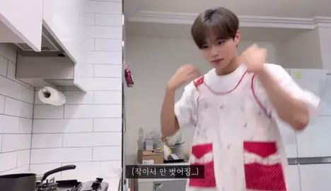준서맘….몸이커서 앞치마도혼자못벗음 #김준서 #데뷔해라 