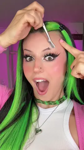 Anzeige/ If this isn’t PROOF that the Faux Brow from @L’Oréal Paris gives you THE perfect brows, I don’t know what is 👀✨💚 #lorealparismakeup #makeuphack #fauxbrow #lipcombo 