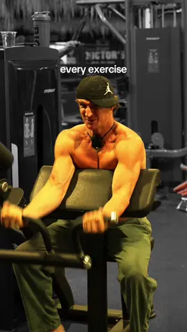 HOW TO GET SHREDDED WITHOUT THE GYM⬇️ Gyms were built to build muscle and strength, but they are NOT for everybody.  Not everybody has time for it, and not everybody wants to have a sweat session in the dark. But is it possible to achieve a great physique without machines without leaving any gains on the table? Yes. But only if you do those 3 things. The key to your success lies on 3 factors: 1. Train with intention. If your intention is building strength, train explosive movements and low reps. If it’s building muscle, train with a controlled tempo and higher reps. 1. Effort & Range of Motion If you don’t push close enough to failure you won’t force adaption to grow. But if your technique doesn’t grant enough stretch and contraction, you are also not building muscle. 1. Diet More specifically, protein intake. Aim for at least 0.8g of protein per lb of bodyweight. Otherwise, you are not providing your body with the fuel needed to grow. That’s it but… I have created a six-month guided home program specifically designed to transform people’s bodies in the most efficient and effective manner possible. Check it out in the bio. And if you want to improve your calisthenics — Matt is the best coach out there so DM him for info. #workout #Fitness #summerbody 