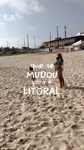 Você largaria tudo para morar no litoral??🤔🌊 Nós morávamos em Volta Redonda. As crianças nasceram lá. E por mais que seja uma cidade do interior também, ela é muito mais desenvolvida quando falamos de polo comercial e oportunidades.  Mas como hoje temos o privilégio de trabalhar remotamente, Volta Redonda já não fazia mais sentido para nós.  Pois, a qualidade de vida lá é péssima.  Muitas fábricas e poluição.  O Oli teve bronquiolite duas vezes logo assim que nasceu. E como eu sou nascida e criada em Maricá, que é o oposto, era difícil me acostumar com a falta de lazer e bem estar.  E assim, começamos mais um capítulo da nossa história. Só que agora, morando no litoral com as nossas crianças!🥹🤎🌊 Me conta, como é a cidade que você mora? Você também faria essa mudança de vida?? #litoral #familiadolitoral #praia #maternidade #familia