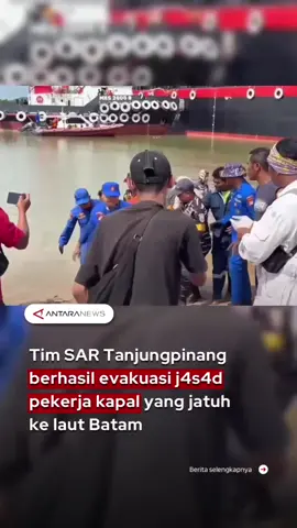 Tim SAR Tanjungpinang berhasil evakuasi j4s4d pekerja kapal yang jatuh ke laut Batam #timsar #tanjungpinang #galangankapal #hutri80 #fyp  