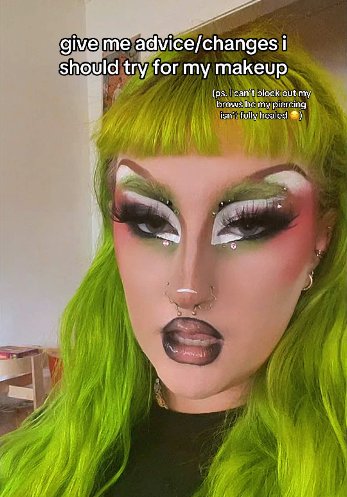 help 💚 #dragmakeup #dragrace #makeuptipstiktok #makeuptutorial #makeup 
