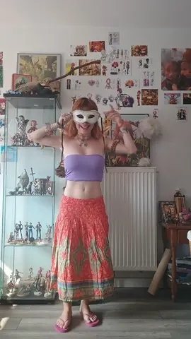 Vous obligez les gens à être comme vous. Et pour cela vous utilisez la technique de la manipulation. En disant que cette personne fait quelque chose de mal, que c'est honteux, tellement inacceptable. Vous lui faites comprendre que si elle devient comme vous, elle serait plus proche de la perfection. Mais sachez que à cause de vous elle ressentira un vide. Un vide qu'elle ne pourra pas combler. Car félicitations vous l'avez convaincu qu'elle était une anomalie. Imaginez on ferait pareil avec vous ?! personnellement je ne serai pas contre afin que vous puissiez avoir une leçon de vie.  #comediemusicale #droit #sagesse #compassion 