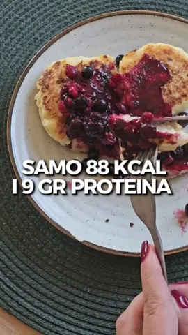 Sirniki – proteinske pogačice bez maslaca 🥰 Savršen zdravi recept za mršavljenje – samo 88 kcal i 9 g proteina po komadu! Ako si na kalorijskom deficitu, ovo je idealan fit desert ili proteinski doručak. Brzo, jednostavno i niskokalorično 👌 #mršavljenje #proteinskiobrok #zdravirecepti #fitrecepti #kalorijskideficit 