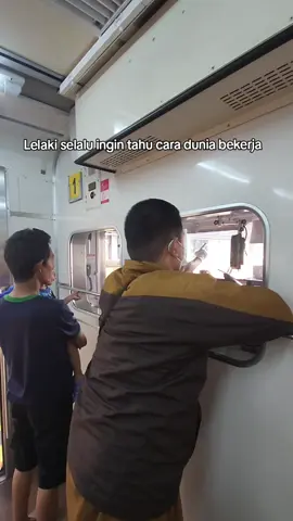 Ketika KRL tidak ada gerbong wanita, maka disitulah lelaki cuci mata wkwkwk . . . . . #railfans #fypシ゚ #foryou #railfansindonesia #solo24jamm 