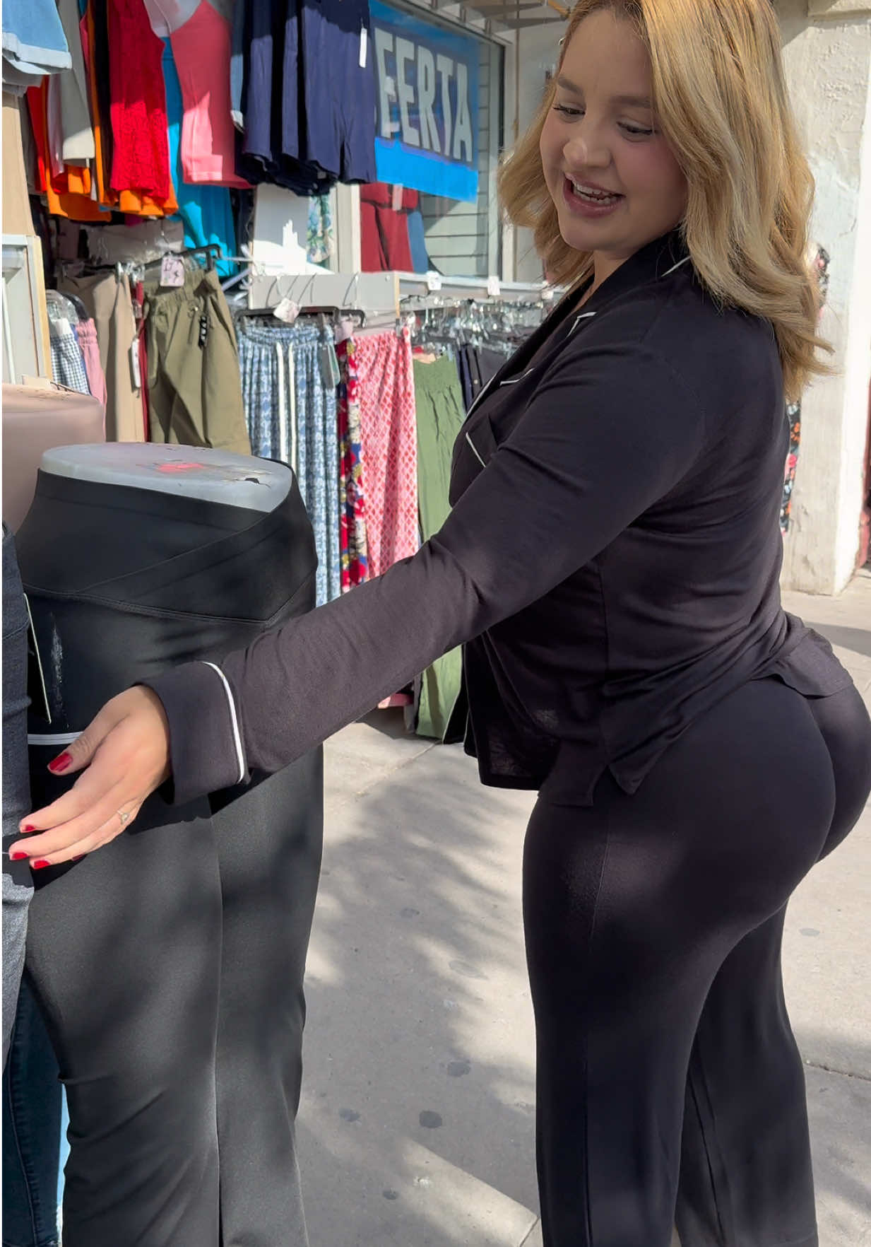 Entramos a esta tienda en El Paso Tx donde podemos comprar a precios por menudeo o mayoreo para revender…
