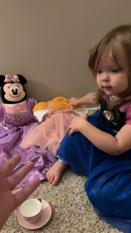 Only the VIPs get invited to the tea party…. Wait for it 😂 @Texas Roadhouse maybe be her favorite place… #toddlersoftiktok #toddlertok #texasroadhouse 