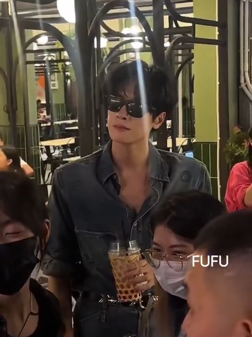 โอ้ยเอ็นดูความพยายามในการสื่อสารเพื่อแนะนำของกินให้พี่ ถามไทยตอบจีนกันอยู่อย่างนั่น🤣🤣🥰🦊 #zhanxuan #展軒 #จ้านเซวียน #zhanxuanxliuxuanchenginbangkok #ฟีดดดシ 