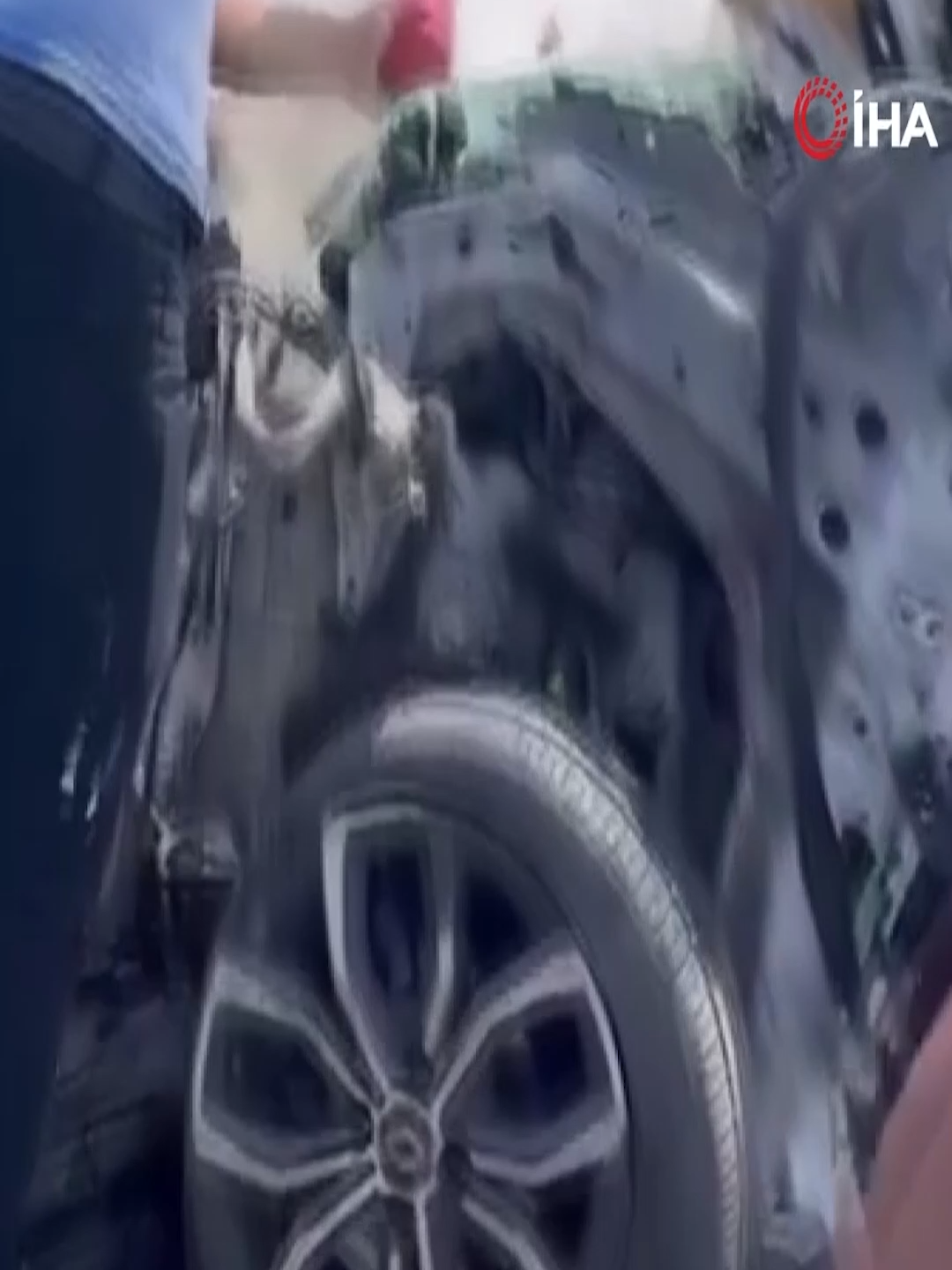 Kuzey Marmara Otoyolu Çatalca Gişeler çıkışında bariyere çarpan aracın sürücüsü sıkıştığı koltuktan itfaiye yardımıyla çıkarıldı.