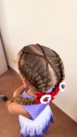 Könntest du so eine Frisur deiner Tochter machen? 🎀✨ Schreib in die Kommentare, ob du ein Step-by-Step Video sehen willst! 👇 Could you do this hairstyle for your little one? 🎀✨ Comment below if you want a step-by-step tutorial! 👇 hairstyle #kidsstyle #momlife #kinderfrisur #mamablog