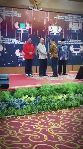 Bupati Herman Terima Piagam Investasi Terbesar Kedua se-Riau dan Sertifikat HKI dari Kemenkumham.  Pekanbaru - Bupati Inhil H.Herman secara lansung menerima Piagam Penghargaan sebagai peringkat Ke-II (Dua) penyumbang realisasi investasi terbesar Kabupaten/Kota Se-Provinsi Riau Priode Januari - Desember 2024 sekaligus sertifikat HKI (Hak Kekayaan Intelektual) Komunal Ekpresi Budaya Tradisional berupa Tari Kustodian Jenis ekspresi Verbal dari Kementrian HUKUM RI, Selasa (19/8/2025) siang.  Penghargaan ini di serahkan Gubernur Riau, Selasa (19/8/2025) siang di Gedung Menara Dang Merdu Bank Riau Kepri Syariah Jl.Sudirman Pekanbaru. Turut mendampingi Bupati Inhil, Kadis Perkebunan.  Riau Investment Forum TH 2025 ini turut juga dihadiri ambasador dari beberapa sahabat seperti; Fiji, Bangladesh dan Bosnia-Herzegovina serta Korea Selatan, Bupati dan Walikota Se-Provinsi Riau.@H. Herman, SE, MT #tembilahan_riau_indonesia #fyp 