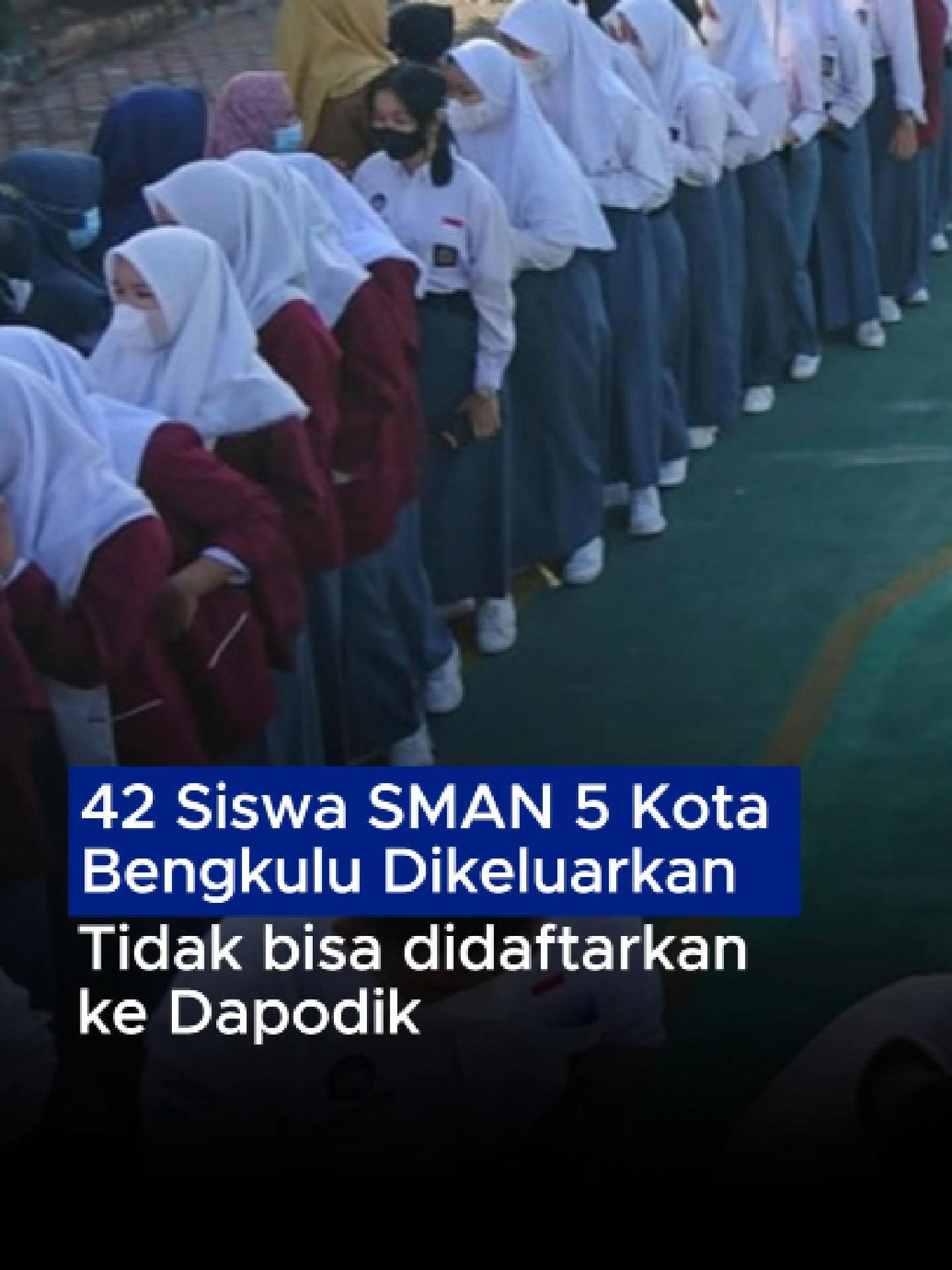 Sebanyak 42 siswa baru SMAN 5 Kota Bengkulu dikeluarkan. Kondisi ini terjadi akibat jumlah penerimaan melebihi batas aturan akibatnya puluhan siswa baru tidak bisa didaftarkan ke Dapodik. Namun, para wali murid menduga proses pendaftaran siswa baru ke Dapodik ada permainan sehingga anak-anak mereka menjadi korban. Para wali murid telah mengadukan masalah ini ke DPRD Provinsi Bengkulu, Selasa, 19 Agustus 2025.  #SMAN5kotabengkulu #siswabaru #SMAN5 #dapodikofficial #DPRDprovinsibengkulu