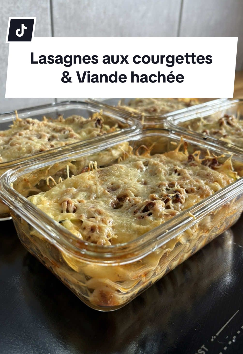 🥩🍝 Lasagnes aux Courgettes – Viande Hachée – Sauce Tomate & Fromage Râpé  💡 Moelleuses, fondantes, légères et 100% réconfort ! Pas besoin de béchamel ⏳ Préparation : 15 min 🔥 Cuisson : 35 min à 200°C (recouvert de papier cuisson) 📌 Ingrédients (1 portion) : • 3 feuilles de lasagnes (non précuites) 🍝 • 100 g de viande hachée 5% 🥩 • 100 g de courgettes en rondelles fines 🥒 • 1/2 oignon émincé 🧅 • 100 g de sauce tomate 🍅 • 1 c. à soupe de fromage blanc ou ricotta (optionnel) 🥣 • 30 ml de bouillon 🥄 • Herbes de Provence, ail en poudre, sel, poivre • 10 g de fromage râpé 🧀 👨‍🍳 Préparation : 1️⃣ Faire revenir l’oignon + viande hachée avec les épices 2️⃣ Ajouter la sauce tomate + bouillon, laisser mijoter 5 min 3️⃣ Dans un petit plat individuel : – 1 fine couche de sauce, – 1 feuille de lasagne, – des rondelles de courgette, – de la sauce viande. 👉 Répéter l’opération 3 fois 4️⃣ Terminer avec sauce + courgettes + fromage râpé 5️⃣ Couvrir avec papier cuisson bien plaqué 6️⃣ Enfourner 35 min à 200°C (pas besoin de découvrir) 📊 Apports estimés : 🔥 435 kcal 💪 32 g protéines 🍞 32 g glucides 🧈 10 g lipides 💬 Qui ici adore les lasagnes sans prise de tête ? 😍 🔖 Enregistre cette recette facile pour un repas complet, équilibré et trop bon ! ✨ #fyp #pourtoi #pourtoiii #pourtoii #healthyrecipes   